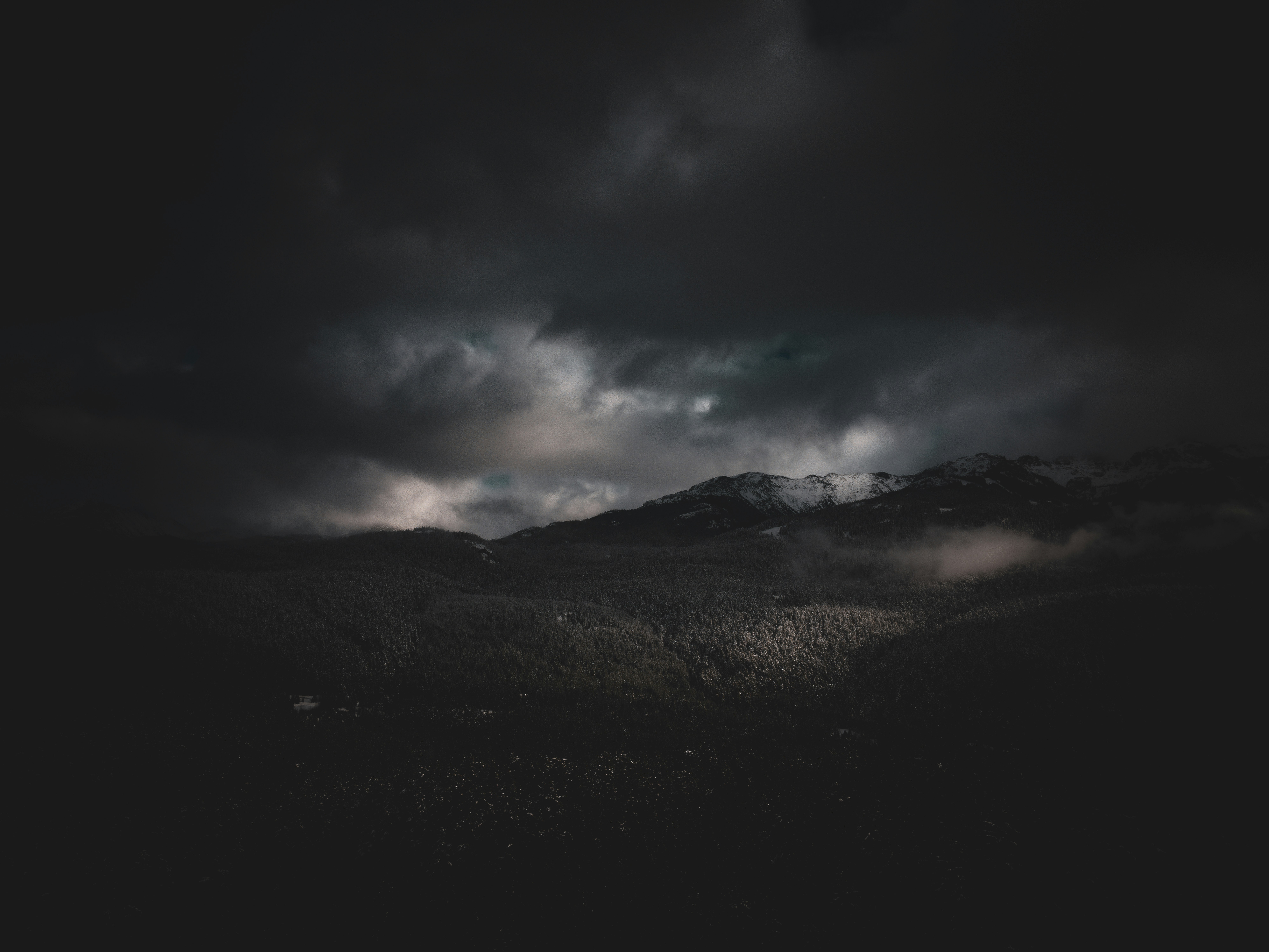 Лилит в домах гороскопа: Полный гид по вашей теневой стороне и скрытым резервам силы